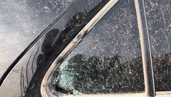 Машина, в которой находился попавший под обстрел в Сирии корреспондент РИА Новости