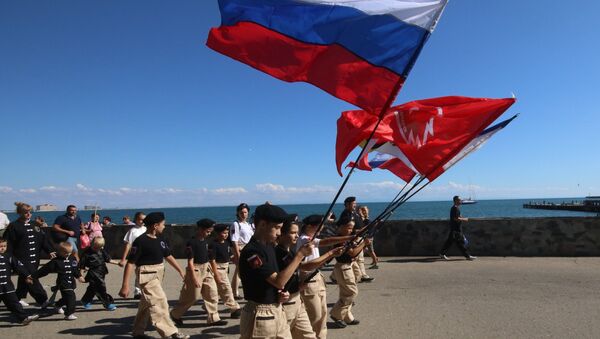 Участники праздничного шествия в День Государственного герба и Государственного флага Республики Крым