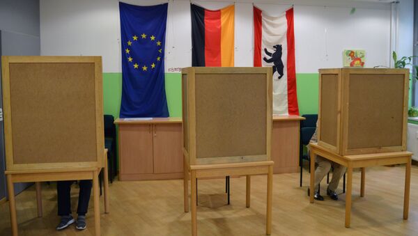 Избиратели голосуют на участке в Берлине во время парламентских выборов. 24 сентября 2017
