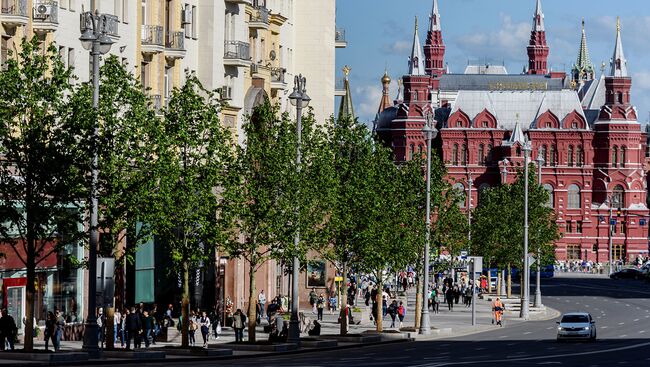 Прохожие на Тверской улице в Москве. Архивное фото