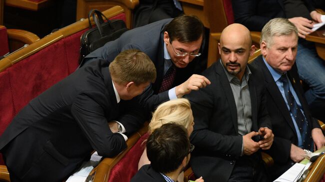 Председатель Блока Петра Порошенко Юрий Луценко и Мустафа Найем на заседании Верховной рады Украины