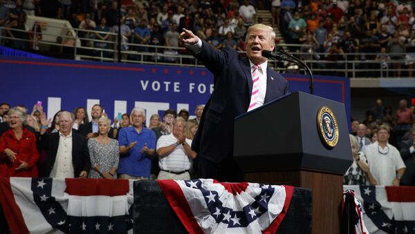 Президент США Дональд Трамп на предвыборном митинге в штате Алабама, который проходит в поддержку кандидата от республиканцев в сенат. 22 сентября 2017