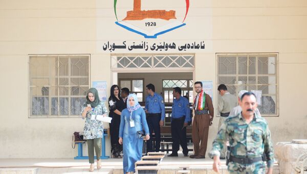 Вход на избирательный участок в одной из школ в городе Эрбиль, где проходит референдум о независимости Иракского Курдистана