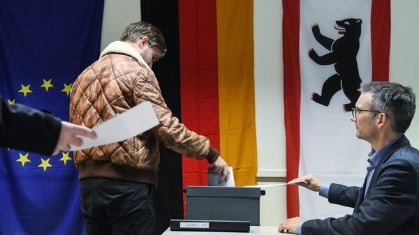 Избиратель голосует на участке в Берлине во время парламентских выборов. 24 сентября 2017