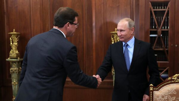 Дмитрий Азаров, назначеный временно исполняющим обязанности Губернатора Самарской области, и  Владимир Путин во время встречи. 25 сентября 2017