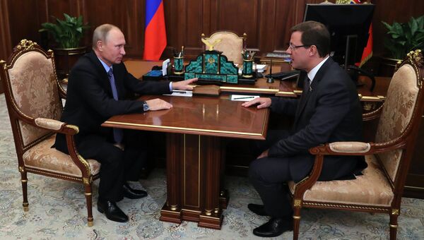 Президент РФ Владимир Путин и с сенатор Дмитрий Азаров во время встречи. 25 сентября 2017