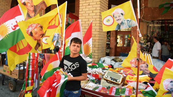 Продавец символики на рынке в Эрбиле. 23 сентября 2017