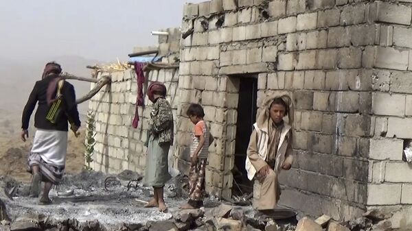 Местные жители осматривают разрушенный дом после авиаударов по селу Якла в Йемене. Архивное фото