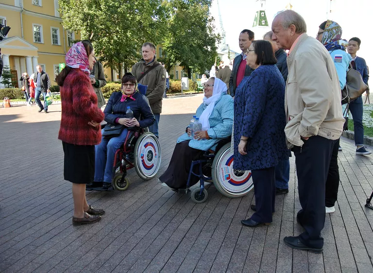 Дороги выложили гладкой плиткой специально для людей на инвалидных колясках Дороги выложили гладкой плиткой специально для людей на инвалидных колясках