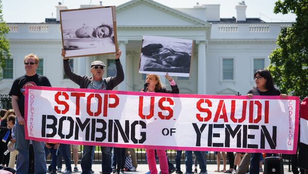 Акция протеста с призывом прекратить бомбардировки Йемена перед Белым домом в США. 13 апреля 2017