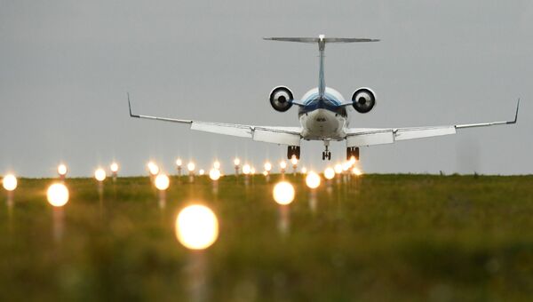 Самолет заходит на посадку в международном аэропорту Казань