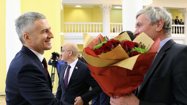 Губернатор Артур Парфенчиков принимает поздравления после инаугурации в здании Национальной библиотеки республики в Петрозаводске. 25 сентября 2017
