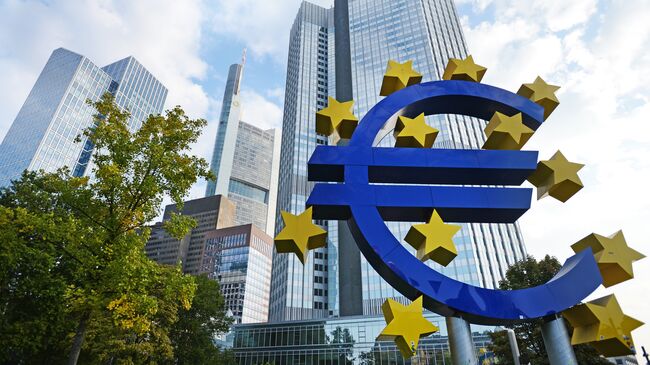 Логотип Центрального европейского банка во Франкфурте. Архивное фото