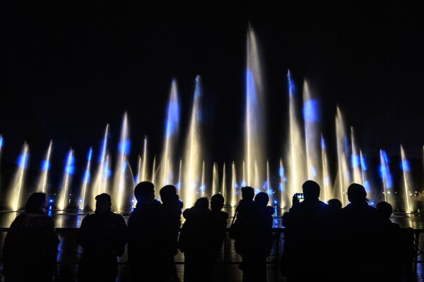 Шоу фонтанов в парке Царицыно в рамках VII Московского международного фестиваля Круг света в Москве