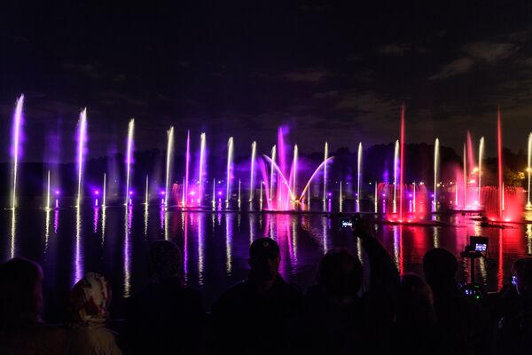 Шоу фонтанов в парке Царицыно в рамках VII Московского международного фестиваля Круг света в Москве