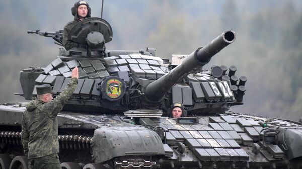 Военнослужащие на танке Т-72. Архивное фото