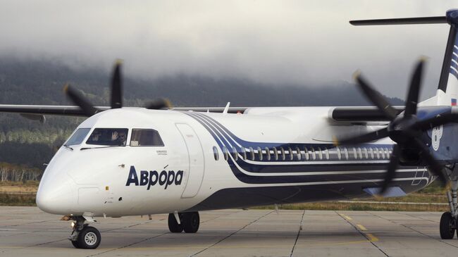 Самолет Bombardier Q400 авиакомпании Аврора в аэропорту Менделеево на острове Кунашир. 24 сентября 2017