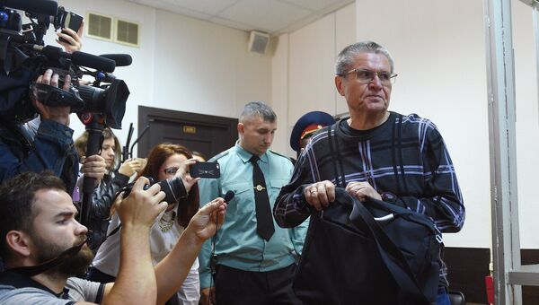 Экс-министр экономического развития Алексей Улюкаев перед заседанием Замоскворецкого суда