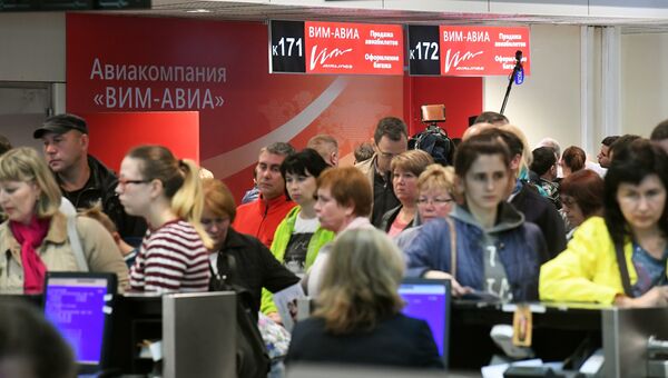 Пассажиры у стоек регистрации в аэропорту Домодедово, где произошла отмена рейсов авиакомпании ВИМ-Авиа