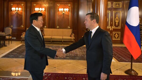 Дмитрий Медведев и премьер-министр Лаоса Тхонглун Сисулит во время встречи. 26 сентября 2017
