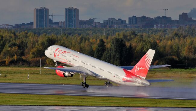 Самолет Boeing 757-200 авиакомпании ВИМ-Авиа в аэропорту Пулково в Санкт-Петербурге