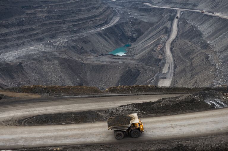 Карьерный самосвал БеЛАЗ с углем на разрезе Черниговский в Кузбассе