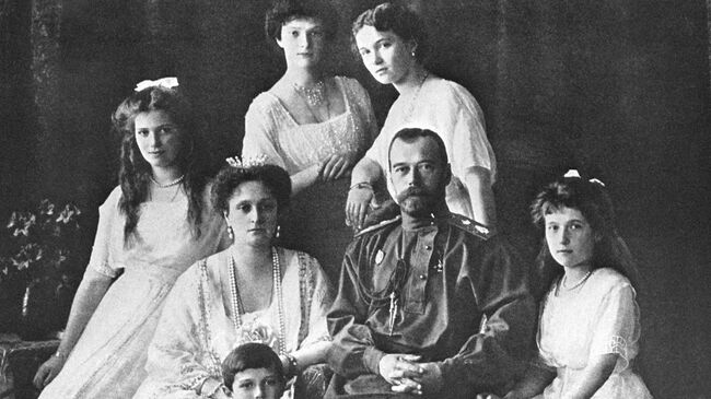 Царь Николай II и его семья. Архивное фото