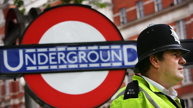 Полицейский у входа на станцию метро в Лондоне. Архивное фото