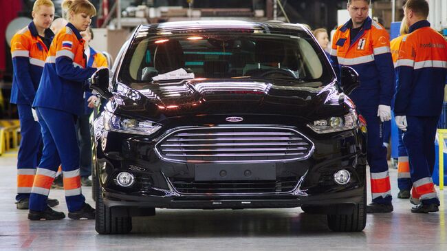 Рабочие на линии окончательной сборки на заводе Ford Sollers во Всеволожске Ленинградской области