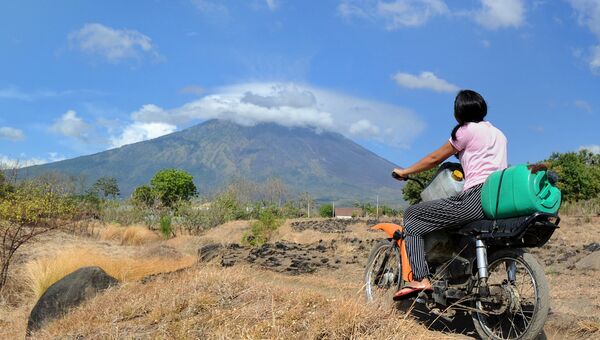 Проявление активности вулкана Агунг на острове Бали. 26 сентября 2017