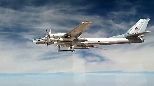Стратегический бомбардировщик-ракетоносец Ту-95МС наносит удары крылатыми ракетами Х-101 по объектам террористов в Сирии. 26 сентября 2017