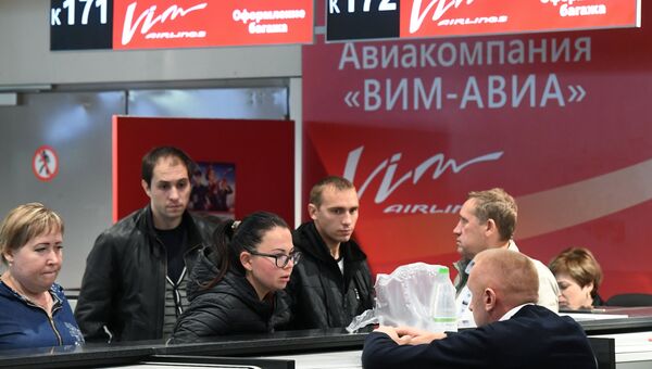 Пассажиры у стоек регистрации в аэропорту Домодедово, где произошла отмена рейсов авиакомпании ВИМ-Авиа