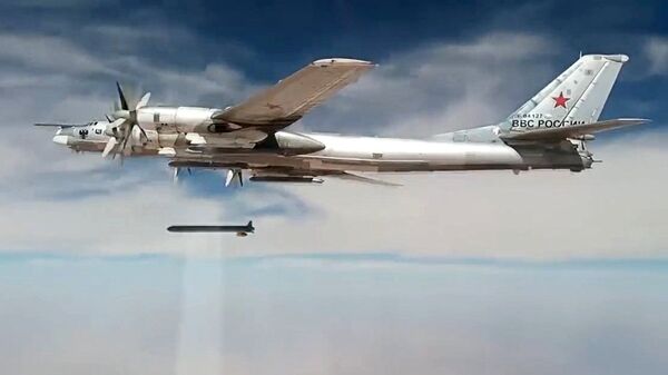 Стратегический бомбардировщик-ракетоносец Ту-95МС наносит удары крылатыми ракетами Х-101. Архивное фото