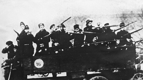 Один из отрядов красногвардейцев, участников штурма Зимнего дворца. Петроград, 1917 год