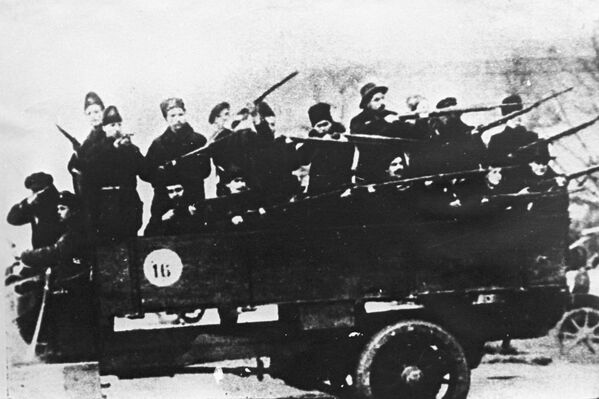 Один из отрядов красногвардейцев, участников штурма Зимнего дворца. Петроград, 1917 год