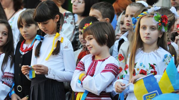 Ученики на торжественной линейке, посвященной Дню знаний, во Львове