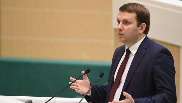 Министр экономического развития РФ Максим Орешкин выступает на первом заседании осенней сессии Совета Федерации РФ. 27 сентября 2017