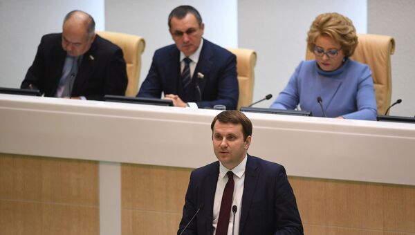 Министр экономического развития РФ Максим Орешкин выступает на первом заседании осенней сессии Совета Федерации РФ. 27 сентября 2017