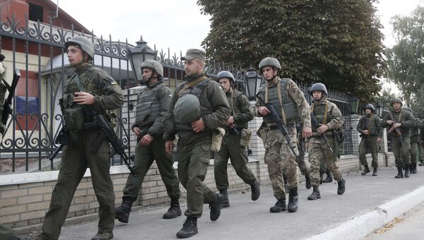 Солдаты украинской армии патрулируют улицу в городе Калиновка. 27 сентября 2017