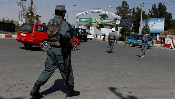 Афганские полицейские на месте ракетного обстрела возле аэропорта в Кабуле. 27 сентября 2017