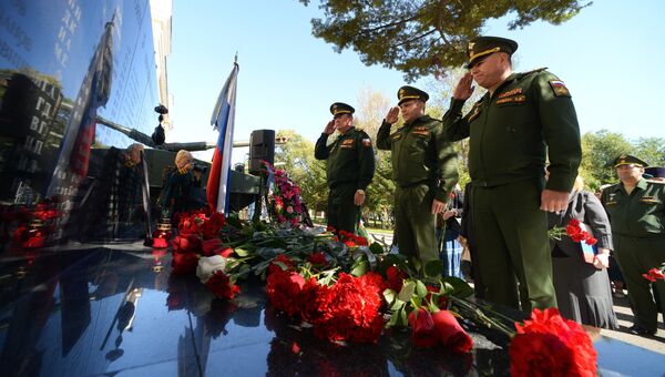 Возложение венков и цветов к портрету погибшего в Сирии генерал-лейтенанта Валерия Асапова. 27 сентября 2017