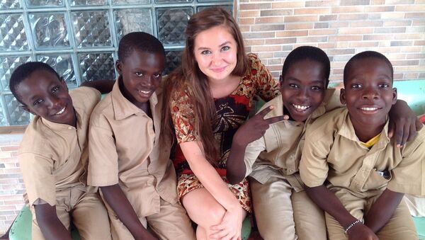 Алина Шенфельдт с детьми из школы в Кот-д’Ивуаре. Архивное фото