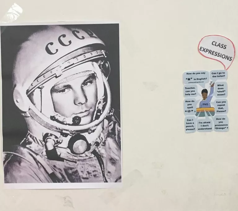 Плакат с Юрием Гагариным на неделе космонавтики в школе в колумбийской Боготе Плакат с Юрием Гагариным на неделе космонавтики в школе в колумбийской Боготе