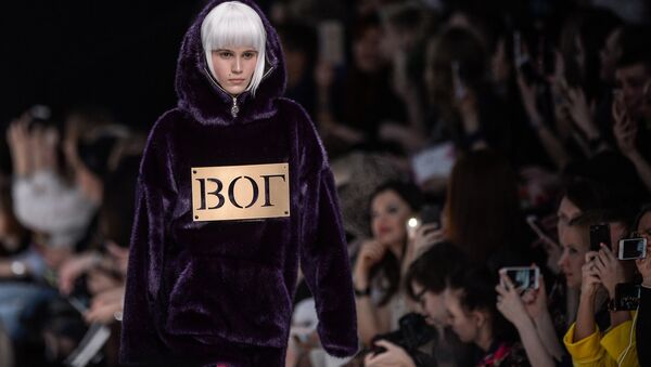 Модель демонстрирует одежду из новой коллекции дизайнера Беллы Потемкиной в рамках Mercedes-Benz Fashion Week Russia в Москве