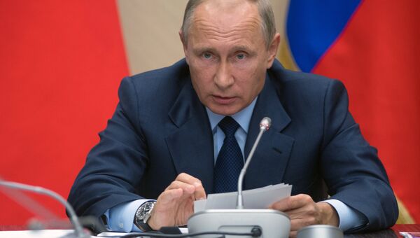 Владимир Путин проводит совещание с членами правительства
