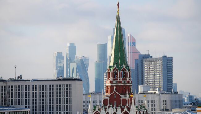 Никольская башня Московского Кремля и небоскребы Москва-сити. Архивное фото