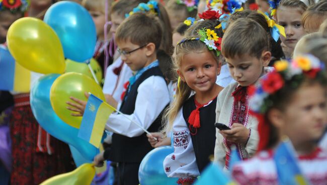 Ученики на линейке в одной из школ Львова. Архивное фото