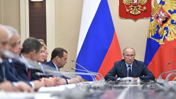 Владимир Путин и председатель правительства РФ Дмитрий Медведев на совещании с членами правительства РФ. 27 сентября 2017