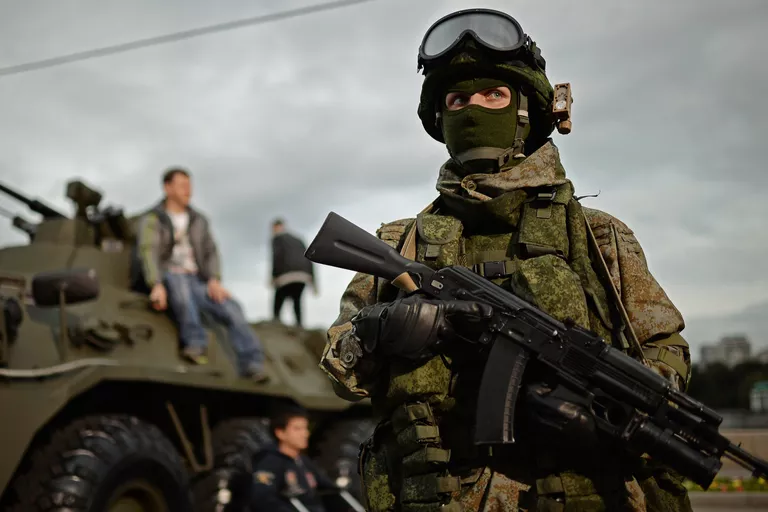 Военнослужащий на фестивале Армия России в Москве Военнослужащий на фестивале Армия России в Москве