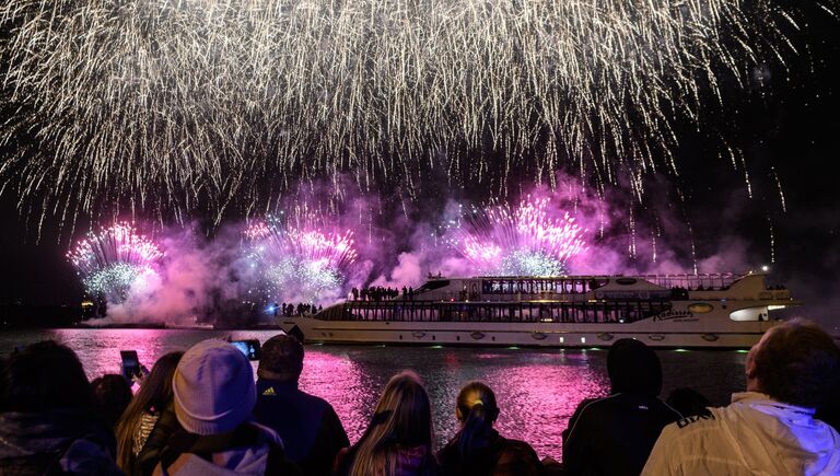 Посетители на церемонии закрытия 7-го Московского международного фестиваля Круг Света 2017 на Останкинском пруду в Москве